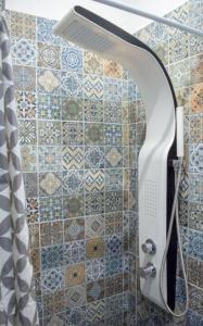 uma casa de banho com uma cabeça de chuveiro em Casa de Colores, next to the metro em Atenas