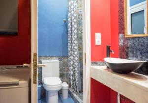 uma casa de banho com um lavatório e um WC. em Casa de Colores, next to the metro em Atenas