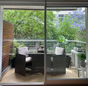 un patio avec une table et des chaises sur un balcon dans l'établissement Hermoso Monoambiente en Belgrano Buenos Aires, à Buenos Aires 2 autres photos