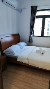 a bed in a room with a large window at 坐忘城市19 in Gelang Patah