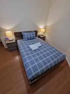 Säng eller sängar i ett rum på Waterloo - Zone 1 - Spacious one bedroom flat
