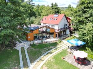 an aerial view of a house with a picnic table and an umbrella at Moara Viselor in Vaideeni