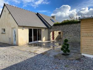 une maison avec une cour et un mur en pierre dans l'établissement Pierre et Ô by Melrose, à Cottun