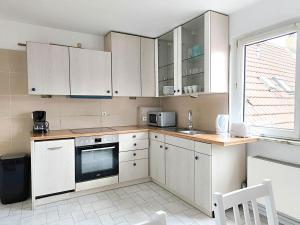 Kuchyň nebo kuchyňský kout v ubytování Cozy Apartment in Nierstein