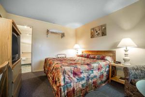 Postel nebo postele na pokoji v ubytování Rodeway Inn + 8 fotografií