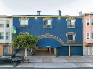 un edificio azul con un coche aparcado delante de él en SureStay by Best Western San Francisco Marina District en San Francisco
