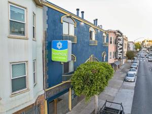 una señal en el lateral de un edificio azul en SureStay by Best Western San Francisco Marina District en San Francisco