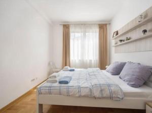 Una habitación blanca con una cama y una ventana en Lavender Bay Apartment C21, en Donji Morinj 12 fotos más