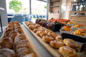 a table topped with lots of different types of bread at Best Western Plus Sabaudia Hotel in Sabaudia