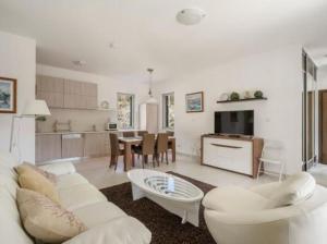 Photo de la galerie de l'établissement Lavender Bay Apartment C21, à Donji Morinj