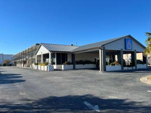 un aparcamiento vacío frente a un edificio en Motel 6 Greenville, NC ECU Medical Center en Greenville