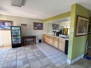 Η κουζίνα ή μικρή κουζίνα στο Motel 6 Bracey, VA I 85