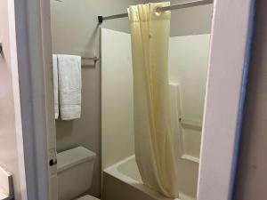 uma casa de banho com uma cortina de chuveiro e um WC em Motel 6 Bracey, VA I 85 em Bracey