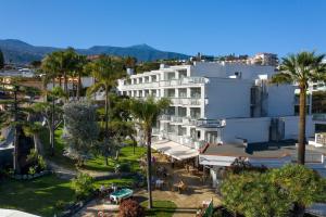 拉克魯斯的住宿－派克度假艾頓酒店，一座拥有棕榈树的白色建筑