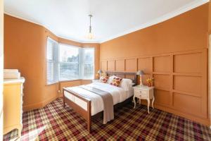 una camera con un grande letto e una finestra di Orange Rentals-Free Parking - 4-Bed home near Sefton Park a Liverpool