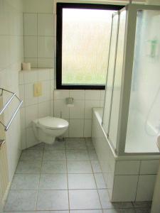 uma casa de banho branca com um WC e uma janela em Lea´s Apartment´s em Dortmund