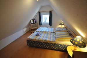a small bedroom with a bed in a attic at Ferienwohnung Luxusdomizil Rathausblick in Otterndorf