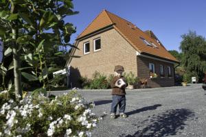 a little boy standing in the middle of a driveway at Ferienwohnung Kiebitz I in Otterndorf
