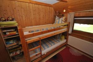 a bedroom with two bunk beds in a cabin at Ferienhaus Sturmtaucher in Otterndorf