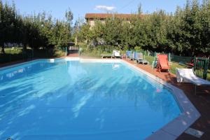 Bazén v ubytování Agriturismo La Praduscella nebo v jeho okolí