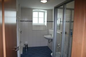 een badkamer met een wastafel, een toilet en een douche bij Ferienwohnung Korte in Otterndorf