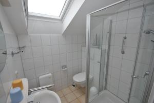 La salle de bains est pourvue d'une douche et de toilettes. dans l'établissement Ferienhaus Strandperle, à Otterndorf