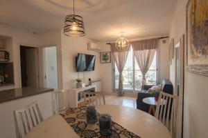 a kitchen and living room with a table in a room at Dpto sobre Bv Galvez con Piscina in Santa Fe
