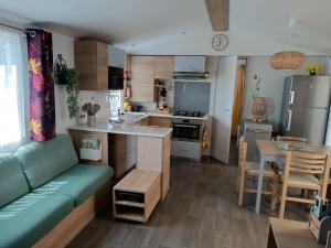 Kuchyň nebo kuchyňský kout v ubytování Mobile Homes Sous le Soleil
