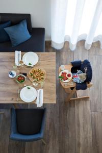 einen Tisch mit Teller Essen darauf im Wohnzimmer in der Unterkunft Reetdorf Geltinger Birk Atelierhaus Morsezeichen in Nieby