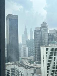 vistas a una ciudad con edificios y una autopista en The Axon Bukit Bintang By Cozy White, en Kuala Lumpur