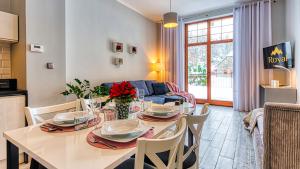 - une salle à manger et un salon avec une table et des chaises dans l'établissement Apartamenty ROYAL APARTS - Willa Józefina chill & vibes, à Szklarska Poręba