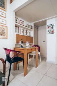 ein Esszimmer mit einem Holzschreibtisch und einem Stuhl in der Unterkunft Restart Accommodations Farnesina in Rom