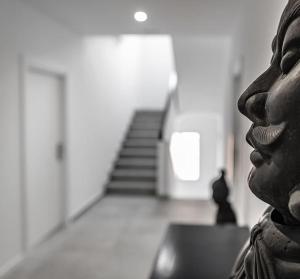 une statue de femme dans un couloir avec des escaliers dans l'établissement Habitación en Playa Malvarrosa con baño privado -No AC-, à Valence 13 autres photos