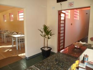a room with a table and a potted plant at Residencial Candairó in Cananéia