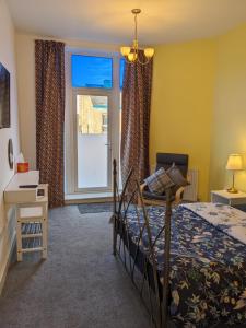 - une chambre avec un lit et une fenêtre dans l'établissement Dolce Central Lord St. Flat 2, à Southport