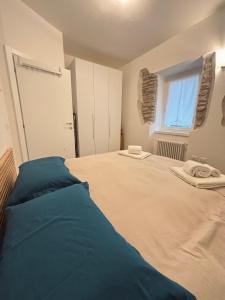 una camera da letto con un letto grande e una finestra di Appartamento a Costa di Folgaria a Folgaria Altre 4 foto