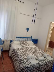 a bedroom with a bed with two towels on it at The Dreamers&Co in Córdoba