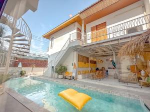 a house with a swimming pool in front of a house at Thandara kohlarn in Ko Larn