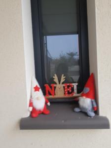 two stuffed animals sitting on a window sill at Villa des rives du Lac in Montans