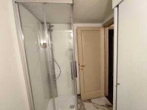 A bathroom at Raffaello apartment with fireplace in Oltrarno