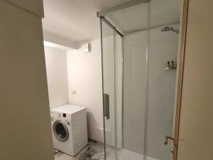 A bathroom at Raffaello apartment with fireplace in Oltrarno