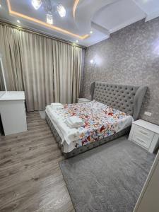 - une chambre avec un grand lit dans l'établissement Cozy apartment 2, à Samarcande