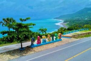 a view of the ocean from the side of a road at Agradable Apartamento in Paraíso