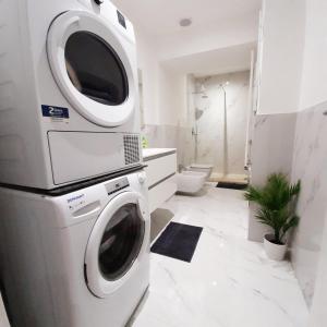 bagno con lavatrice e servizi igienici di Casa Bracco a Torino