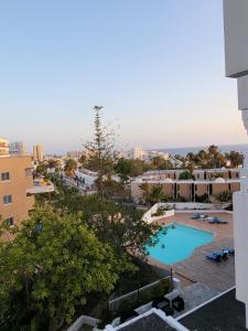 vistas a la piscina desde el balcón de un edificio en Las Americas Best-Suite 10 -Studio Luxury con vista a 5 mins dalla spiaggia con 2 piscine en Playa Fañabe