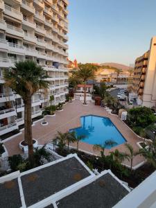 una vista aérea de una piscina frente a un edificio en Las Americas Best-Suite 10 -Studio Luxury con vista a 5 mins dalla spiaggia con 2 piscine en Playa Fañabe