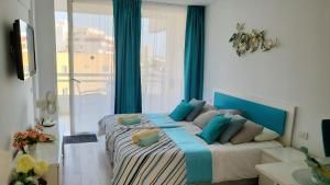 1 dormitorio con 1 cama grande con detalles en azul en Las Americas Best-Suite 10 -Studio Luxury con vista a 5 mins dalla spiaggia con 2 piscine en Playa Fañabe