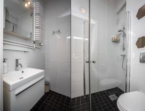 Et badeværelse på Apartamenty Wawa Centrum by Your Freedom