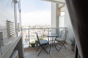 a balcony with a table and chairs and a view at Dpto sobre Bv Galvez con Piscina in Santa Fe