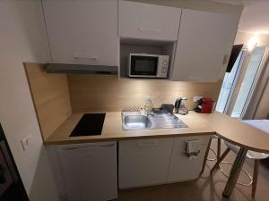 Eldhús eða eldhúskrókur á Kyriad DIRECT Saint Brieuc - Parc des Expositions